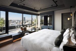 Un pat sau paturi într-o cameră la Mercure Tokyu Stay Osaka Namba