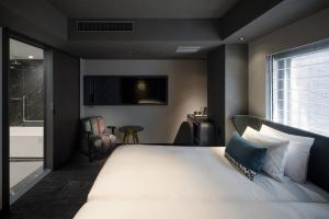 Un pat sau paturi într-o cameră la Mercure Tokyu Stay Osaka Namba