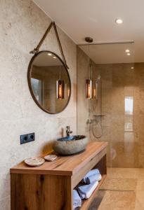 斯拉德明的住宿－CHILL HOUSE，一间带水槽和镜子的浴室