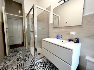 uma casa de banho com um lavatório e um espelho em Papiro House em Taormina