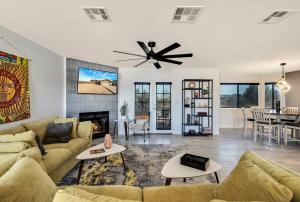 uma sala de estar com um sofá e uma lareira em Great View House Hot Tub Fire Pit em Twentynine Palms