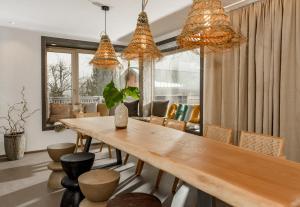 jadalnia z drewnianym stołem i krzesłami w obiekcie CHILL HOUSE w Schladming