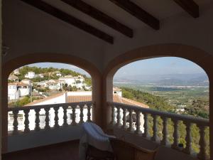 - un balcon avec deux fenêtres offrant une vue dans l'établissement Self contained, detached hillside Villa near Oliva with stunning vistas, à Castillo del Reboller