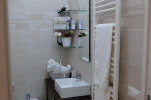 a bathroom with a sink and a mirror at La Dimora di Euterpe in Ruviano