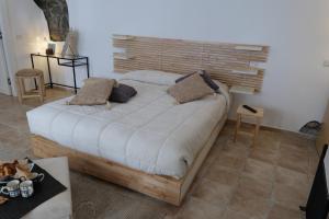 1 cama blanca grande con almohadas en la habitación en La Dimora di Euterpe, en Ruviano