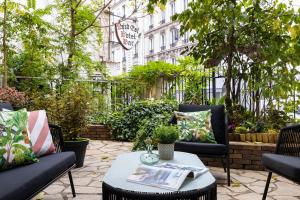 d'une terrasse avec deux canapés et une table. dans l'établissement Nord Est Hotel, à Paris