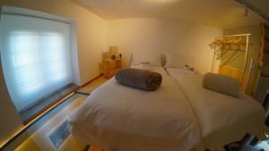 1 cama blanca grande en una habitación con ventana en Trescene Room Locazione Breve Turistica, en Benevento