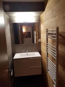 W łazience znajduje się umywalka i lustro. w obiekcie Appartement Spacieux Pra Loup T4 11 pers. 105m² w mieście Uvernet