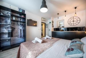 1 dormitorio con 1 cama grande y TV en Apartments Sara & Nora, en Dubrovnik
