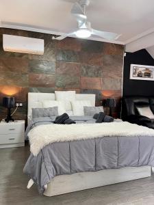 1 dormitorio con 1 cama grande y ventilador de techo en Vivienda en El Campello playa, en El Campello