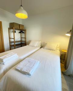 two beds sitting next to each other in a room at Casa Sagres T2 - 3 minutos a pé Praia da Mareta in Sagres