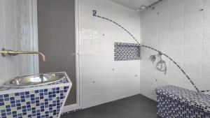 een badkamer met een wastafel en een douche bij Hotel Entre Brumas in Aguadas