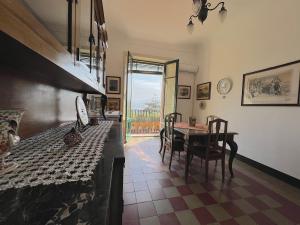 um quarto com uma mesa e cadeiras e uma sala de jantar em Papiro House em Taormina