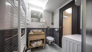 Un baño con lavabo, inodoro y bañera. en Apartments Sara & Nora, en Dubrovnik 22 fotos más