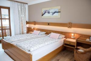 - une petite chambre avec un lit et un bureau dans l'établissement Geisbergerhof, à Bad Birnbach