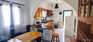 uma cozinha com uma mesa e um frigorífico em La Estancia en La Frontera El Hierro em Jerez de la Frontera
