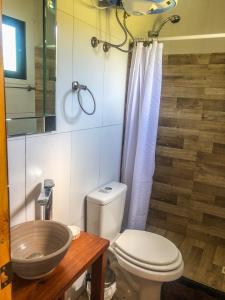 La salle de bains est pourvue de toilettes, d'un lavabo et d'une douche. dans l'établissement Bungalow de campo Torero - sierras, naturaleza y relax, à Minas