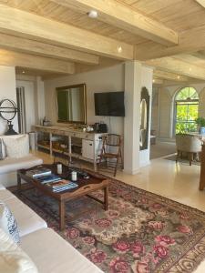 uma sala de estar com um sofá e uma mesa em Villa del Mar - "Luxurious en-suite bedroom with lounge and stunning sea view balcony in Bantry Bay" em Cidade do Cabo