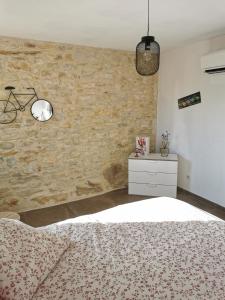 A bed or beds in a room at Le Pigeonnier de coupiac