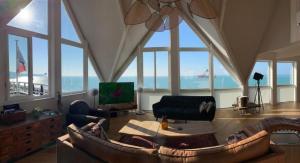Le poséidon, gîte EXCEPTIONNEL face à la mer avec spa, terrasse, 4 chambres UN VRAI COUP DE COEUR的电视和/或娱乐中心