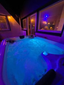 Le poséidon, gîte EXCEPTIONNEL face à la mer avec spa, terrasse, 4 chambres UN VRAI COUP DE COEUR内部或周边的泳池