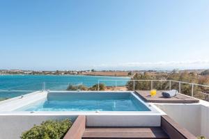 ナウサにあるParos Comfy Suitesの屋根スイミングプール