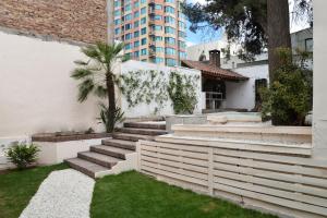 un conjunto de escaleras en un patio con un edificio en HOSTEL KUYUK en Mendoza