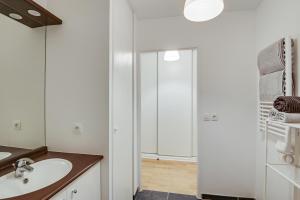 a bathroom with a sink and a shower at La Vallée-Chatenay Malabry in Châtenay-Malabry