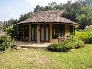 Κήπος έξω από το Forest falls Garden Maerim Chiangmai ตาดปลาแคมป์ออร์แกนิคฟาร์มสเตย์เชียงใหม่