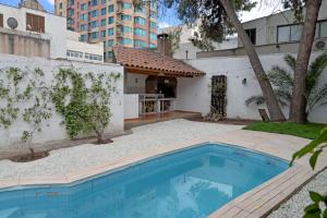 a swimming pool in the backyard of a house at HOSTEL KUYUK in Mendoza