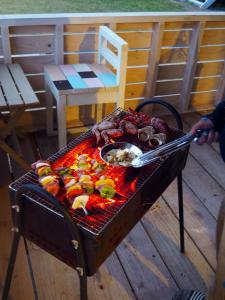 einen Grill mit Essen auf dem Deck in der Unterkunft umidaisyou-海大将- 