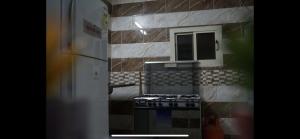 شاليهات دي لا كروز في مكة المكرمة: مطبخ مع موقد وثلاجة
