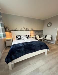 - une chambre avec un grand lit et une couverture bleue dans l'établissement Ferienwohnung Meeresblick Cordy, à Sankt Peter-Ording