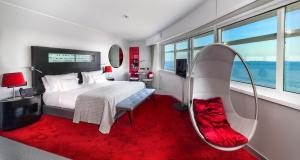 リスボンにあるマイリアド バイ サナ ホテルズの赤いカーペットフロアのベッドルーム1室(ベッド1台付)