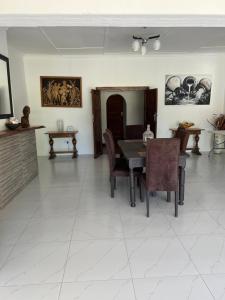 una sala da pranzo con tavolo e sedie di Mukala Lodge a Lusaka