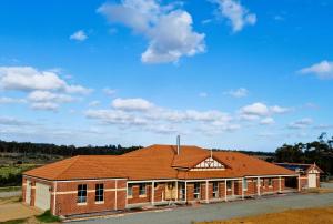 un edificio de ladrillo con techo naranja en Albany Hidden Valley Bed and Breakfast, 