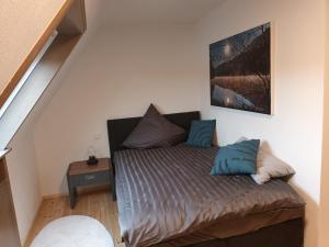 een kleine slaapkamer met een bed met een nachtkastje bij Lachberg9 in Dahn