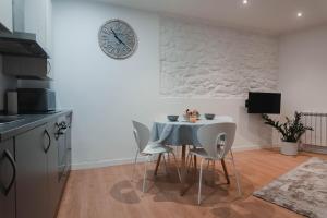 Televízia a/alebo spoločenská miestnosť v ubytovaní Apartamento Zurriola by SanSe Holidays