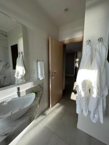 uma casa de banho com um lavatório e um espelho em 25 homeApart em Encarnación