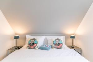 a bed with two pillows on top of it at "Haus Deichlodge" deichlodge lodge fünf in Büsum