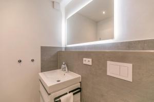 a bathroom with a sink and a mirror at "Haus Deichlodge" deichlodge, lodge eins in Büsum +19 photos