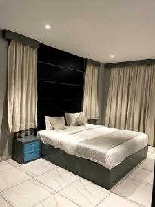 een slaapkamer met een groot bed met een zwart hoofdeinde bij NT Hotels and Resorts Akridha in Pondicherry