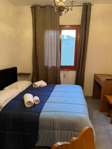 1 dormitorio con 1 cama con 2 toallas en Nic snow house en Roccaraso