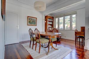 comedor con mesa de madera y sillas en Apartamento Ulia by SanSe Holidays en San Sebastián