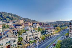 una vista aérea de una ciudad con una calle en Apartamento Ulia by SanSe Holidays en San Sebastián