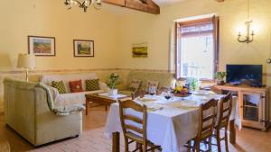 jadalnia ze stołem i kanapą w obiekcie La Molina de la Campana Villaviciosa de Córdoba by Ruralidays w mieście Villaviciosa de Córdoba