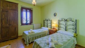 sypialnia z dwoma łóżkami i oknem w obiekcie La Molina de la Campana Villaviciosa de Córdoba by Ruralidays w mieście Villaviciosa de Córdoba +23 zdjęcia