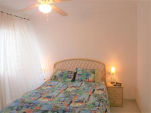 ein Schlafzimmer mit einem Bett und einem Deckenventilator in der Unterkunft Self Contained hillside Villa with stunning vistas in Castillo del Reboller
