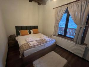 En eller flere senge i et værelse på Vladimirov's House Kovachevitsa , Цяла къща
