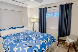 Un dormitorio con una cama azul y blanca y una ventana en 2404 Pitchfork en Jackson